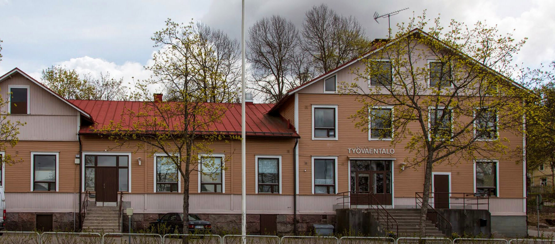 Lohjan Työväentalo keskellä Lohjaa